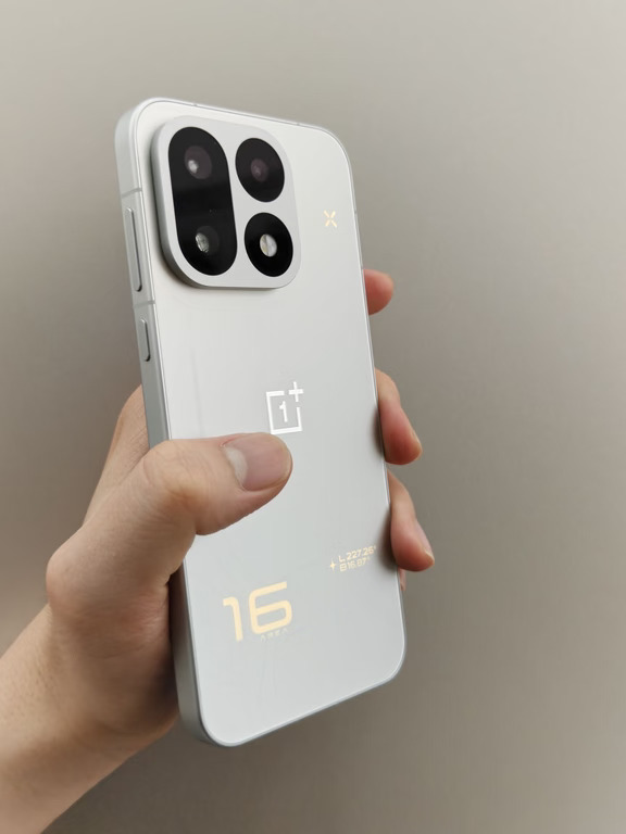 一加16呼吸灯关掉后，银色后盖好像更耐品了