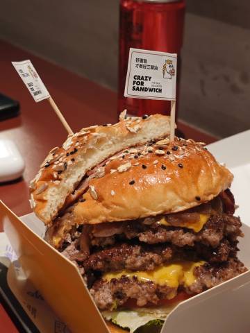 狠狠吃了两个汉堡🍔一个三明治🥪