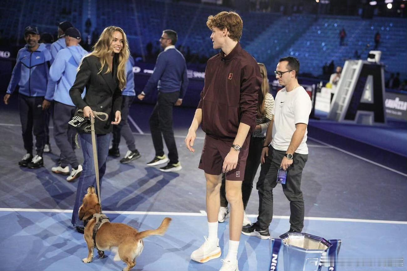 在被记者会问及女友佩戴的神秘戒指时，辛纳回应： 莱拉的戒指？那不是我的...