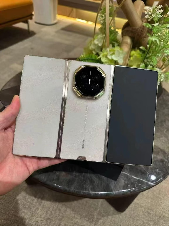 #华为MateXT2 非凡大师首发搭载麒麟9050 Pro，更有第三代红枫加持！