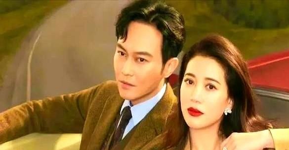 张智霖这媒人当得也是没谁了，一个单身哥们，他硬生生按头给阿Sa安利了整整十年！
蔡卓妍在镜头前直接开麦吐槽，说十年前就在提这位朋友，转眼十年过去，嘴里念叨的居然还是同一个人。
能让人执着到这份上，对方到底是有多神仙？
张智霖被当场拆台也不急，坐在旁边跟着干笑，反正态度很明确：任你吐槽，我下次还