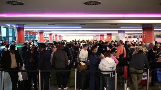 希思罗机场大规模航班中断后 英国空管负责人排除网络攻击可能性
英国空管部门负责人表示，他认为周二导致数万旅客受影响、大量航班取消的软件故障，并非网络攻击所致。“我们当然会开展彻底、全面的调查。目前我们已经排除网络因素，我们认为这不是一次网络攻击。” 马丁・罗尔夫周三在 BBC 广播 4 台《今日》节