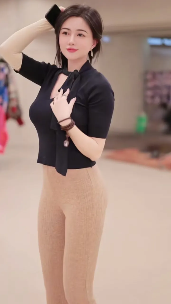 成熟美女，性感大方，美女优雅气质穿搭，黑色上衣搭配米色紧身裤，时尚又显瘦！