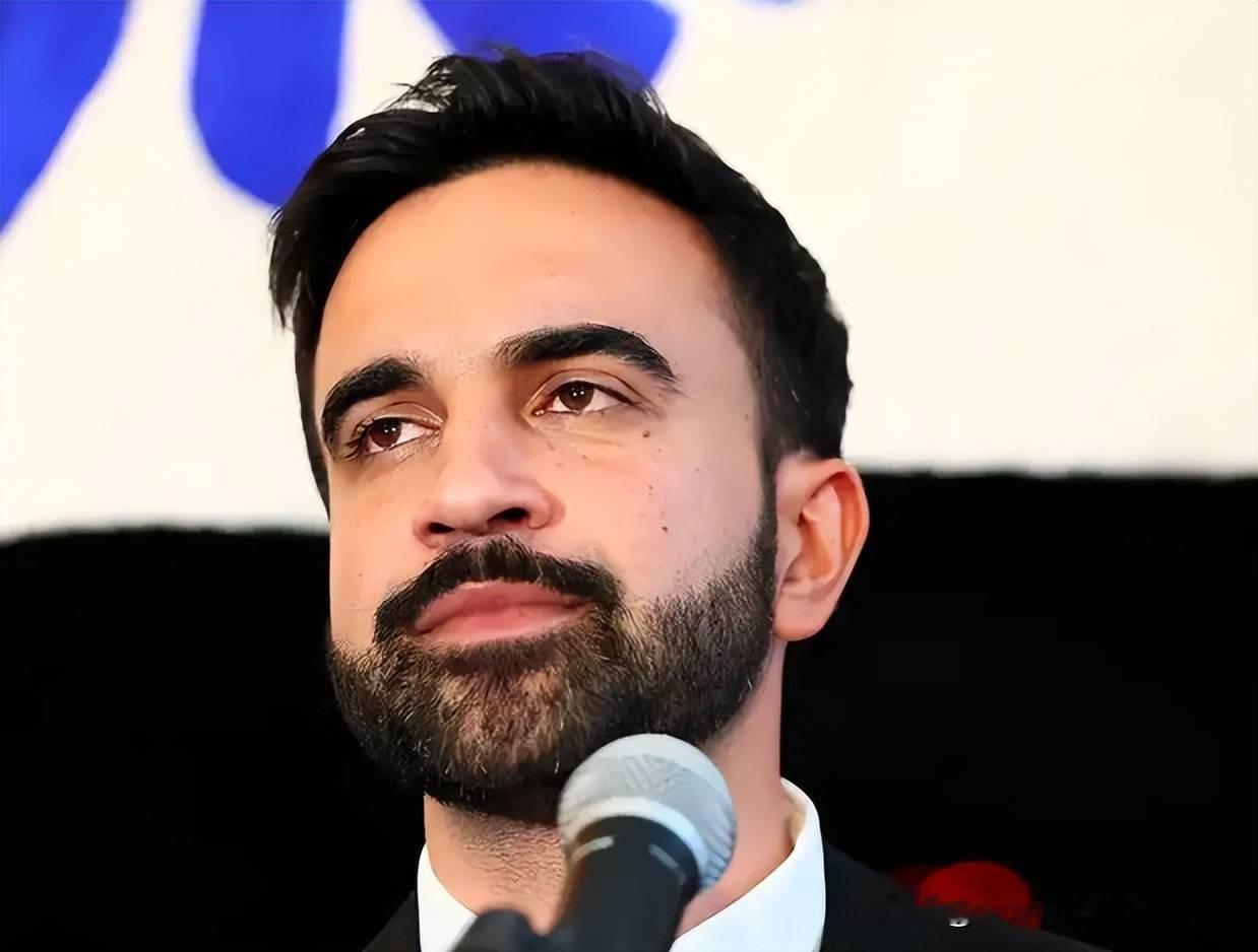 NBA票价变成奢侈品？

纽约市长马姆达尼表示不会出席尼克斯10月20日的冠军旗帜升起仪式，原因是票价太贵。他在采访中说：“兄弟，我没准备好2000美元买那张票。”此前他曾多次批评尼克斯票价过高。

一个市长，因认为票价过高缺席自己城市的冠军庆典——这事放在纽约，挺有意思的。 

尼克斯揭幕战对阵7