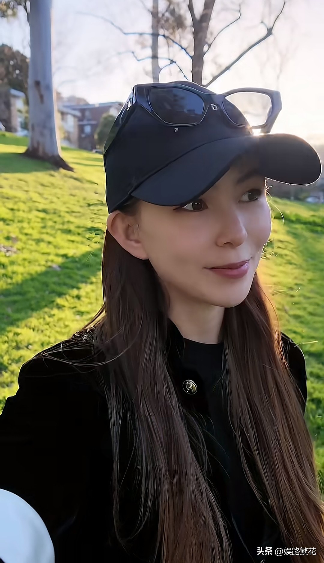 昆凌晒出在墨尔本带两个女儿逛公园晒太阳的日常。11岁的海瑟薇个子真的好高，目测快160cm了，五官跟昆凌一模一样，腿又细又直，整体给人亭亭玉立、气质出众的感觉。‌‌小女儿Jacinda穿藏蓝色小外套配黄短裙，蹦蹦跳跳的，特别可爱。
 
昆凌穿一件简单黑外套，戴着棒球帽，墨镜搁在帽檐，长发披下来，状态