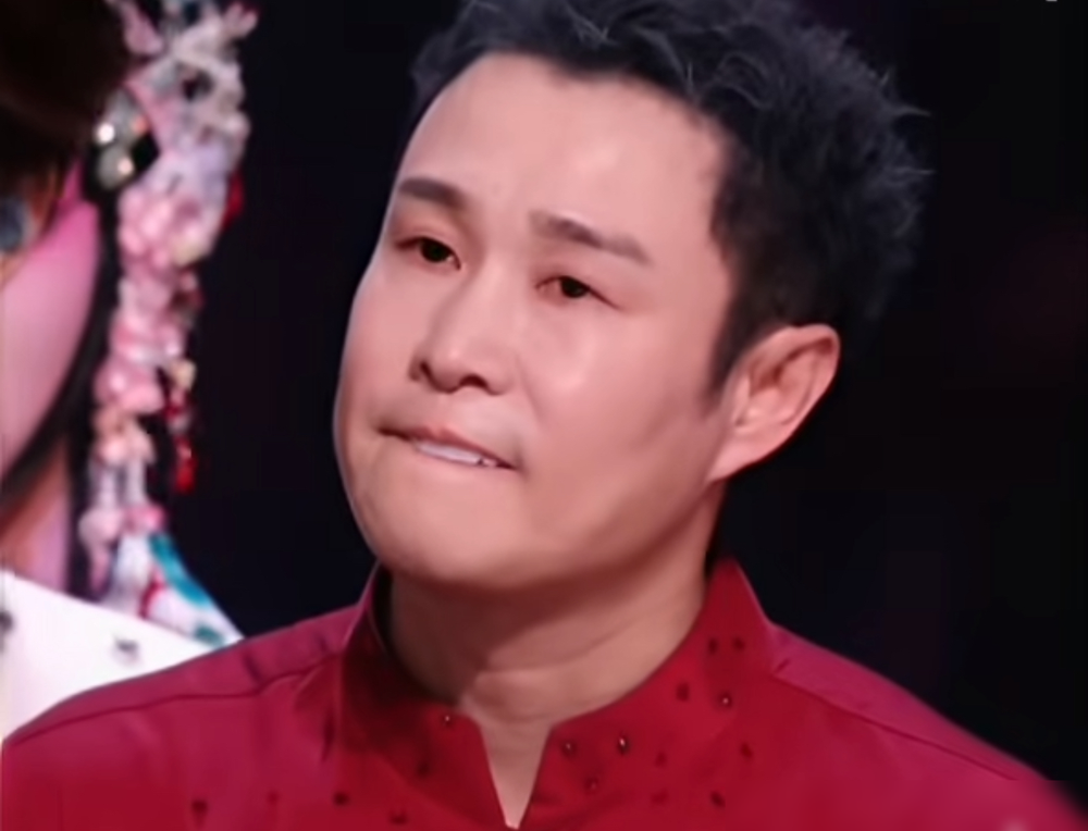 8票之差，曾辉止步五公，小沈阳当场愣在原地，眼眶通红。
《披荆斩棘2026》五公下半场，曾辉835票卡在危险位末位，愣是没挤进总决赛。淘汰感言他没哭，挨个谢人，还走回初舞台位置蹲下摸了摸地板，说走了，谢谢大家。
结果一回头看见小沈阳，喊了声阳哥，嗓子立马劈了，眼泪跟着下来。俩人台上抱成一团，曾辉