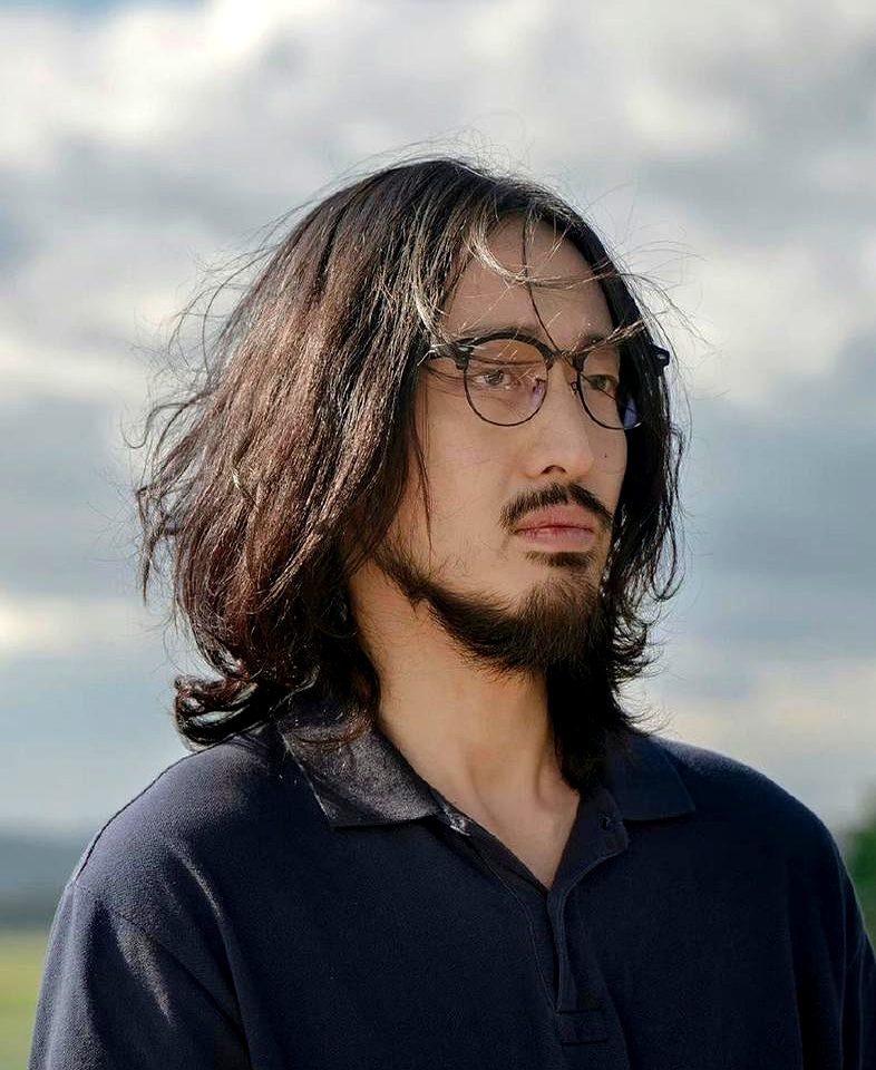 王传君在《披荆斩棘》舞台上整了个大活，别人都在规规矩矩翻唱，他偏要把自己以前的角色串成说唱，甚至直接在歌词里写了句“离开虹之间”，瞬间勾起了无数人的回忆
 

以前大家都觉得他清高，极力想撕掉“关谷神奇”的标签，甚至连后来的电影都没去演，一度被推上舆论的风口浪尖
 

如今在舞台上坦然唱出这句歌词，