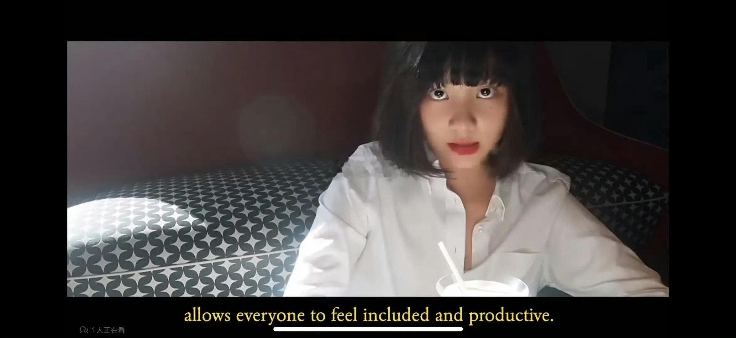 发现黄多多总是低头抬眼看人，是长期的习惯吗？如果之后拍戏，这种神态放在镜头里合适吗？感觉阴森森的呢 ​