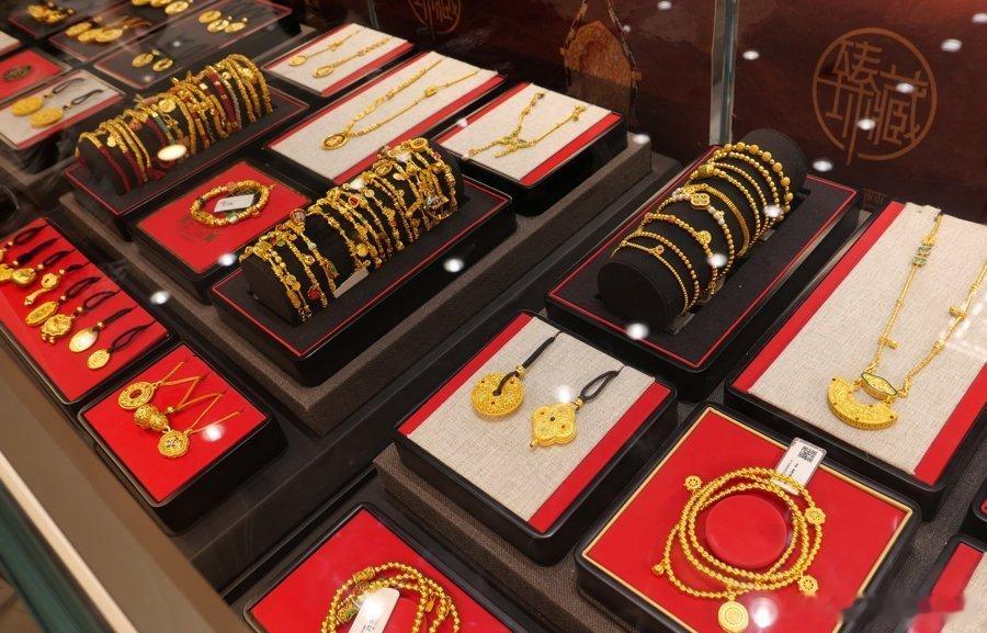 金价跌得凶，金店补货补到手软。

一天补三次货，听起来是商业奇迹，拆开看其实是人心在找落脚点。大家抢的不是那几克金子，是一份能握在手里的踏实。

这几年日子过得晃荡，谁心里没点不安稳？股票绿得让人心慌，房子不敢指望，存银行又跑不赢通胀。黄金这东西，沉甸甸的，戴手上、锁柜里，那种物理上 ​