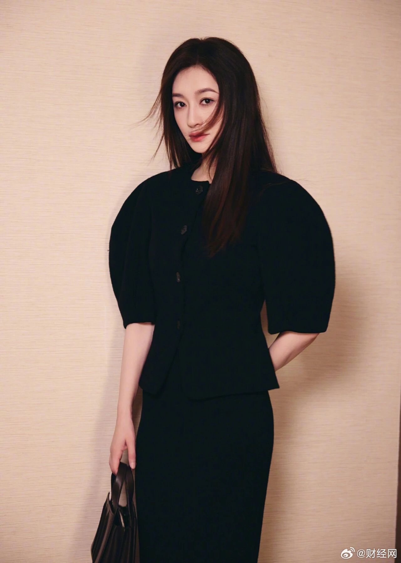 【#李小冉宣布离婚##李小冉前夫徐佳宁被执行2111万#】刚刚，李小冉 发文承认离婚：去年已离 互不牵扯  互不打扰  祝各自安好 。据悉，今年七月曾有八卦媒体曝李小冉和制片人徐佳宁离婚，二人2014年6月在吉林长春登记结婚，前两年分居，去年11月在北京离婚。

10月14日，从天眼查平台了解到，霍 ​