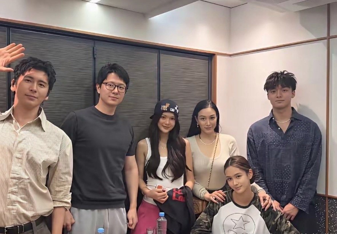 钟丽缇和张伦硕带着二女儿的男朋友一块儿家庭旅行了。最右边那个高高大帅的男孩，就Jaden的男朋友，俩人谈了好一阵子了。 ​