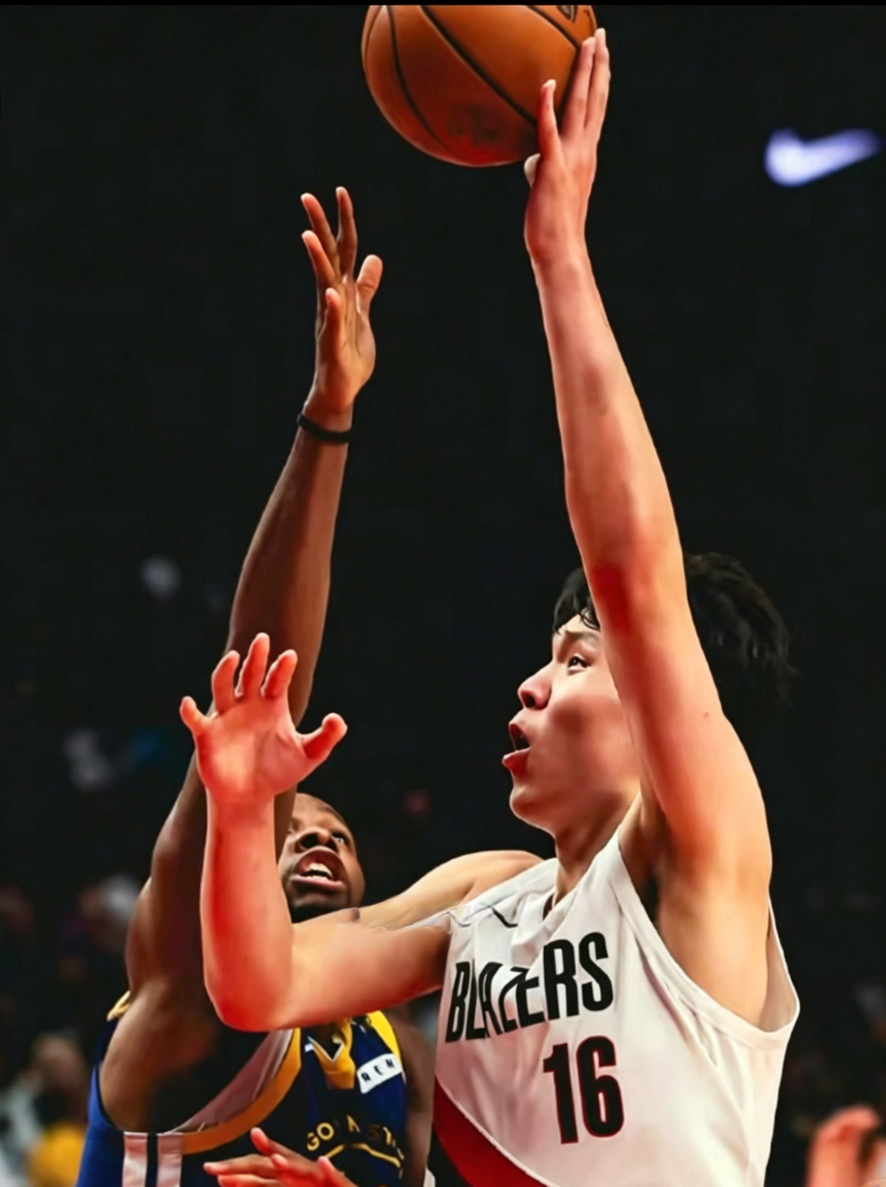 这一点才是杨瀚森提升最明显的！

杨瀚森今天（10月8日）迎来了NBA第二个赛季的季前赛首秀。他前三节未获出场机会，但打满了整个第四节，交出了一份效率不错的成绩单，3投2中，罚球2中2，贡献6分2板4助1断。

相比第一个赛季，我认为体能的提升是最明显。相比前一个赛季，没打几分钟就气喘吁吁或者双手撑