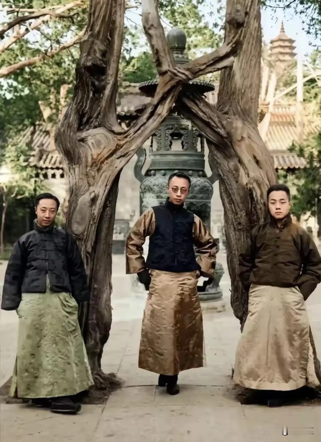 溥仪在襁褓中被拥立，坐上了龙椅，又在穿开裆裤的年纪，宣布退位，成了清朝末代皇帝。
退位后，在紫荆城宫院慢慢长大的溥仪，剃掉了晚清的“牛尾辫”，鼻梁上架着一副眼镜，一身新潮穿着，俨然一副民国公子哥的派头。
年轻时候的溥仪热衷照相，对洋玩意很感兴趣，在照片中可以看到很会摆pose，与溥仪镜头前同框的两个