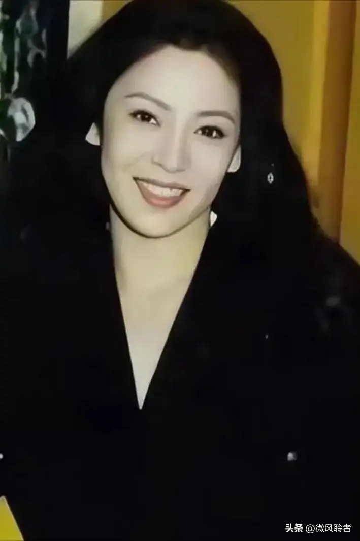 向太陈岚说，许家印这个人，如今境遇凄惨，眉毛胡子全都变白了，但她并不会对此抱有同情。当初许家印风光得意，外界普遍十分看好他，唯独她并不看好，直言许家印就是个骗子。

2026年8月20日，深圳中院一审宣判现场的照片传出来，多少人都看傻了。镜头底下的许家印，满头头发全白了，眉毛也白透了，穿着一件深蓝色