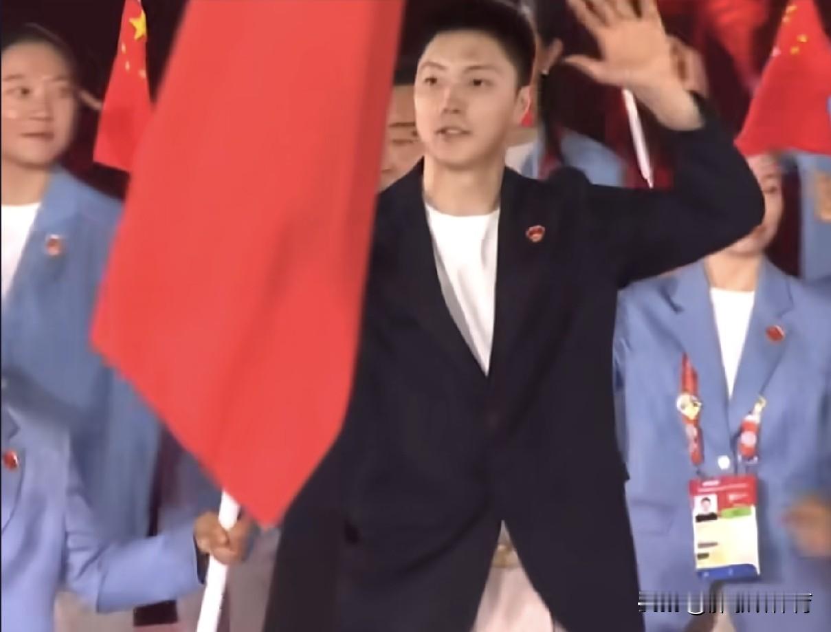 独扛大旗！胡明轩高举五星红旗领衔中国代表团入场，男篮后场核心解锁旗手新身份
 

 
开幕式入场的高光一刻，中国代表团踏步入场，胡明轩手擎五星红旗走在队伍前排，面向看台挥手致意，挺拔的身影瞬间抓住全场目光。不同于赛场上球衣加身的竞技模样，一身正装亮相的他，多了一份从容与庄重。
 
这份旗手荣誉，是对