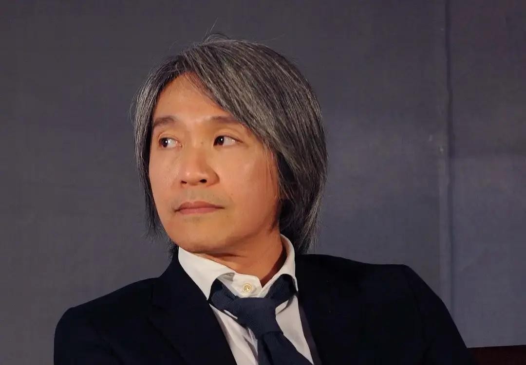 46岁的周星驰拍《长江七号》，连几十块钱的染发钱都不花，直接顶着半白的头发演农民工爸爸。

当年观众看他满头白发出场，第一反应是笑不出来。网友说，他那头发不是演的，是熬夜熬剧本熬出来的，片子里父亲多落魄，他拍的时候就有多累。

执行导演在采访里说，周星驰在片场每天最后一个走，连续三个月没在凌晨四点前