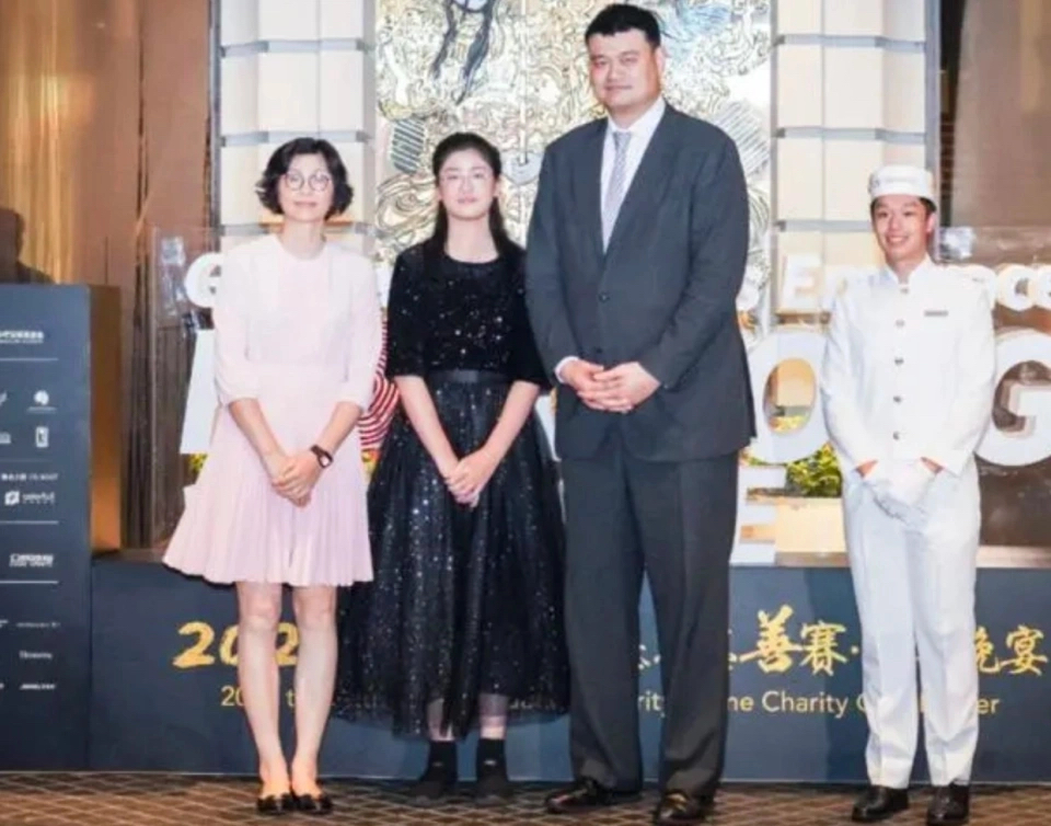 姚明闺女16岁，往叶莉身边一站，1米9的亲妈被衬得像“小个子”。网友吵翻了：有人说她1米98，有人说早破2米。这身高，全家平均一下能组个女篮国家队。

爷爷上海男篮中锋，奶奶中国女篮队长，爸爸2米26，妈妈1米90。这基因，出生就自带篮板技能包。医学专家预测，成年身高可能冲2米10。搁别人家，这不打