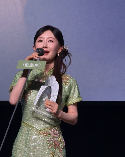 38岁舒畅怎么变成这样了，站在宋佳旁边输了！
9月17日，舒畅，宋佳获得长青女性，上台领奖时，舒畅穿着绿色中式旗袍，头发盘起，整个脸显得非常浮肿，看着很不自然。很多网友直呼没认出这是舒畅，差点以为是杨紫，在某个角度和杨紫一模一样，与她之前的清纯形象判若两人。还有人说，宋佳一看没动脸，她比舒畅大了7岁