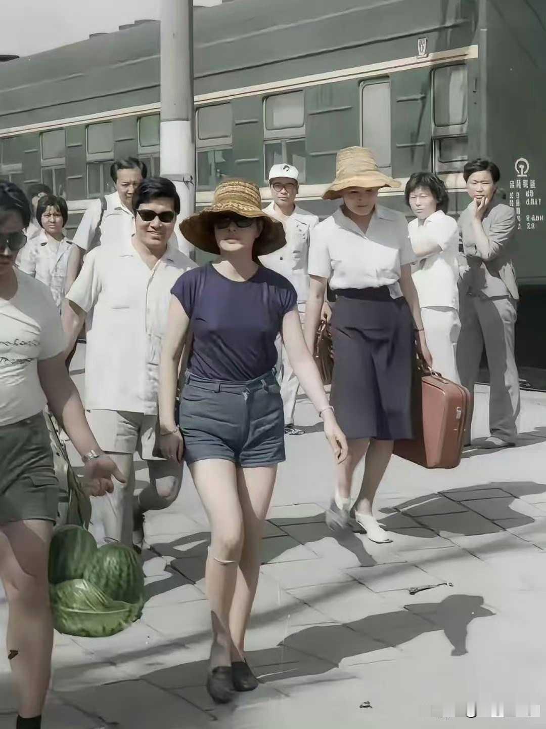 1984年，山西。刘晓庆受邀前往运城巡演，因着装太过前卫，路人看完惊呆！ ​​​