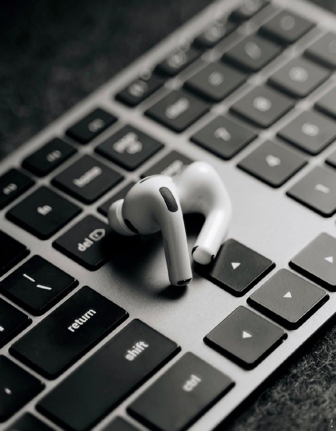 AirPods 系列好像是目前苹果唯一一个无论更新到哪一代销量都特别好的产品，2016 年我们都嘲笑苹果冒然取消耳机插孔是违背祖宗的操作，但现在几乎没人愿意回到有线耳机的时代。 ​