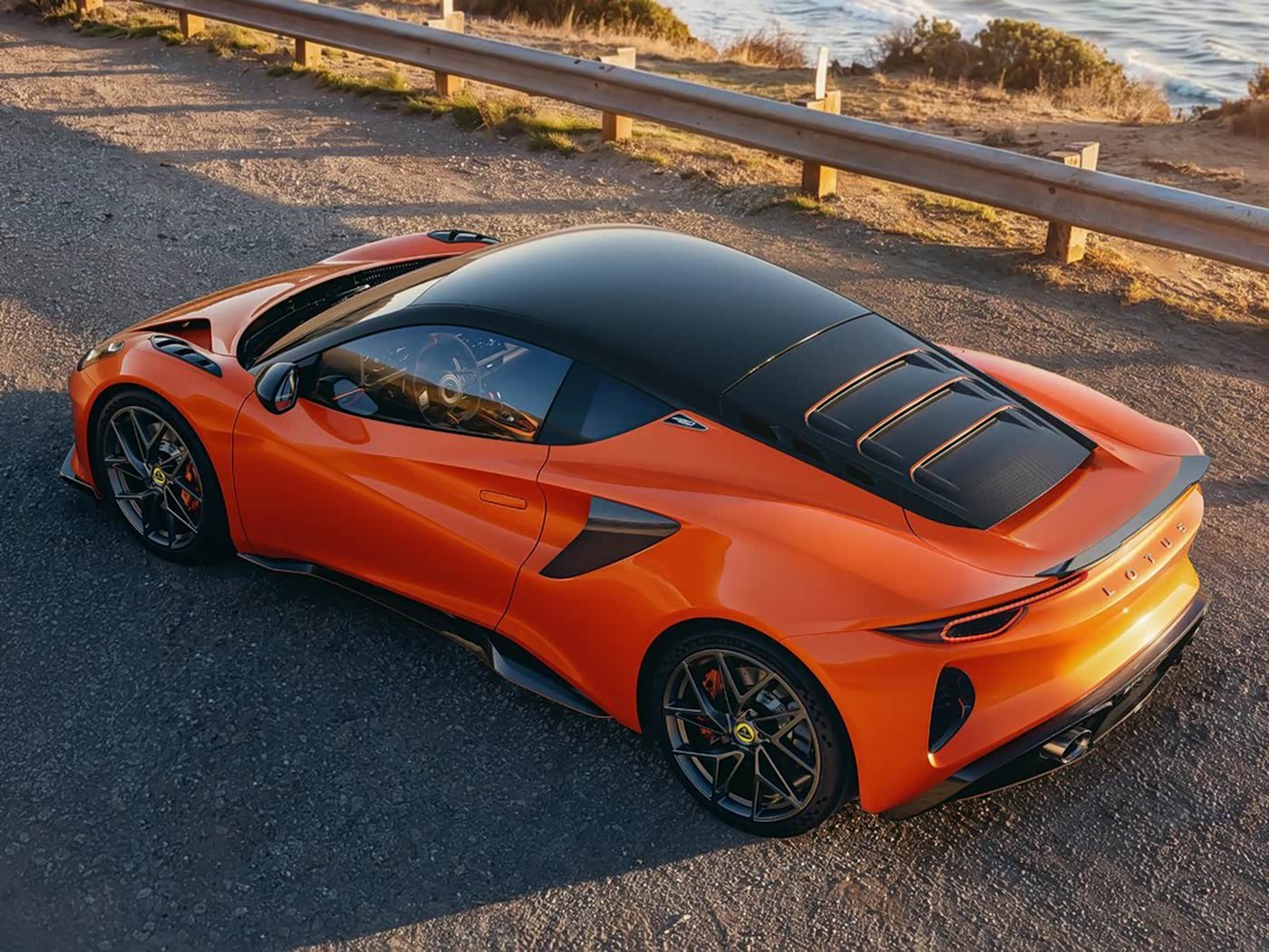 相较于 Emira Turbo SE 车型，EMIRA 420 Sport 在外观设计上进行了以赛道性能为导向的深度优化。前脸部分采用了尺寸更为夸张的前唇扰流板，并显著扩大了进气口面积；车身侧面加装了大面积侧裙；车尾则换装了碳纤维材质的百叶窗式尾门。这一系列空气动力学套件的升级，使车辆外部散热器进气效率提升 15% ​