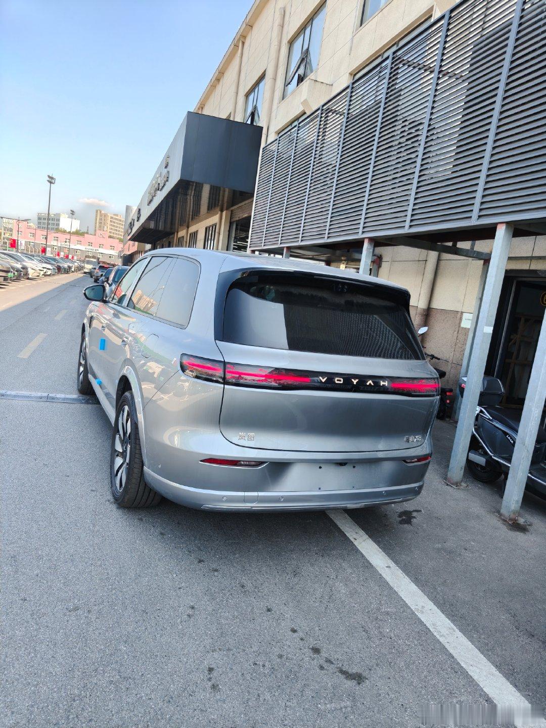 安利松江岚图车友来这边做全功能保养！进店登记、全车检测、配件更换、复检交车流程一气呵成。师傅细心，不放过小问题，主动清理充电口灰尘，检查车门铰链。门店安静清爽，没有嘈杂噪音，随时能看检修过程。无隐藏收费，工作人员响应及时，养车省心又舒心。 ​