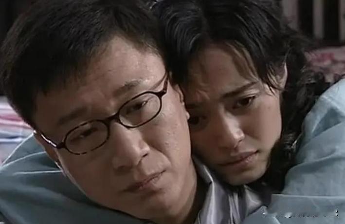 孙红雷当着镜头调侃姚晨长相，导演在监视器后头差点拍大腿。
拍《潜伏》那会儿，孙红雷经常不按剧本走。姚晨也不退让，当场就回应回去。导演姜伟有意放开限制，追求的就是演员真实碰撞后的反应。
原小说才两万字，姜伟埋头写了十个月，扩成四十万字剧本。翠平那股泼辣野性，正是在孙红雷的即兴互动中被激发出来的。