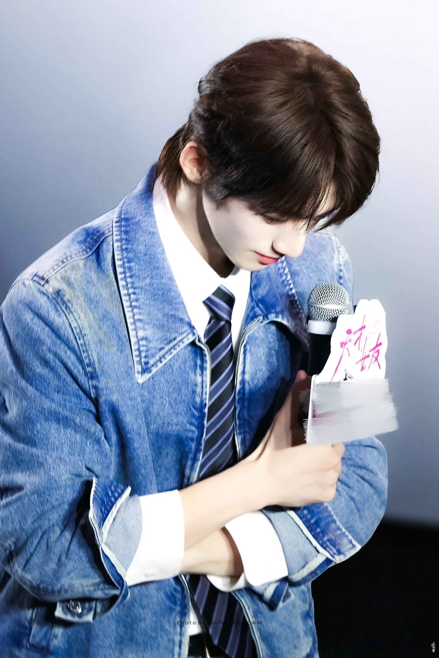 #赖伟明[超话]#  lwm#张俪赖伟明演贺繁星元宋# lwm#赖伟明# lwm#赖伟明许骁# 
愿你看遍世间繁华，心中无所牵挂  𝓜𝒶𝓎 𝓎𝓸𝓊 𝓈𝓮𝓮 𝒶𝓁𝓁 𝓉𝒽𝓮 𝓌𝓸𝓇𝓁𝒹, 𝓃𝓸 𝓌𝓸𝓇𝓇𝒾𝓮𝓈 𝒾𝓃 𝓎𝓸𝓊𝓇 𝒽𝓮𝒶𝓇𝓉.
 ​