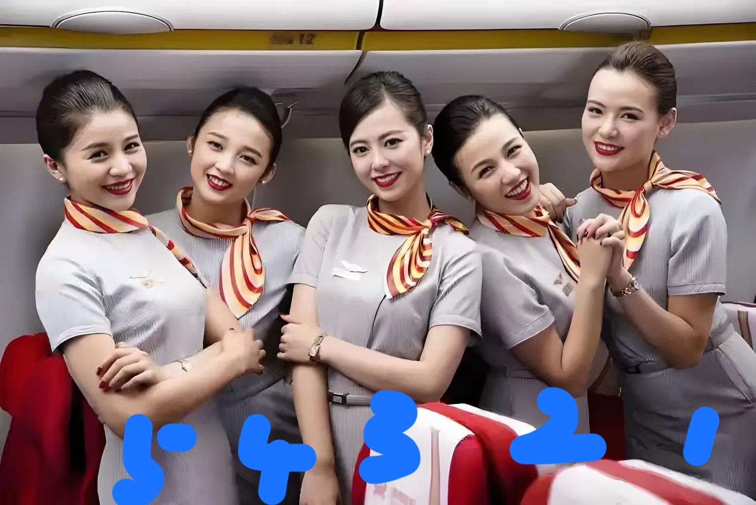 4号5号笑的如此灿烂， 最漂亮。 5号眉眼如画， 身姿饱满性感的美女真...