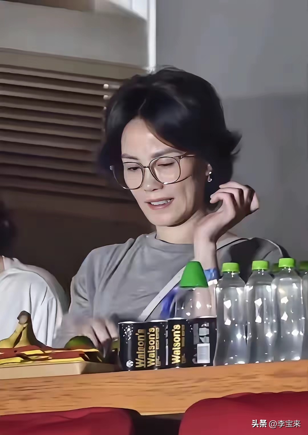 王菲看演出，细心撕掉饮料商标，细节见处事态度
 
近日，王菲现身观看演出的一组现场照片流出，引起不少网友热议。
 她坐在观众席的位置，桌上摆放着瓶装饮料，镜头捕捉到一个很有意思的细节：桌上的饮料瓶，商标标签都被提前撕掉了，只剩下光秃秃的瓶身。
 
作为乐坛的天后，王菲向来低调随性，很少刻意经营曝光，
