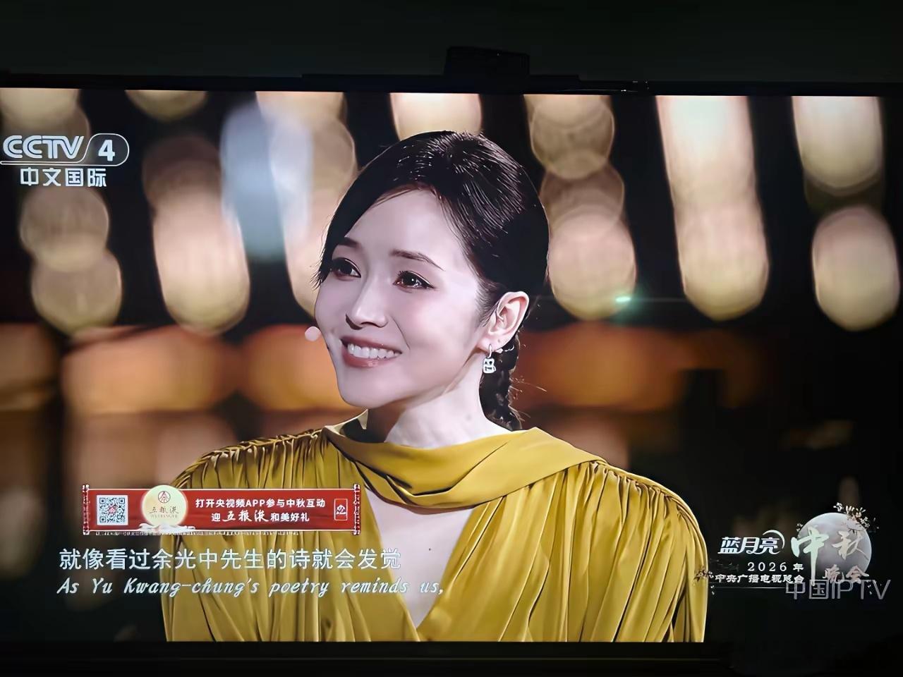 今年中秋晚会侯佩岑得到网友的一致好评，因为她漂亮优雅，大家都夸她是门面担当。
相比之下，同为晚会主持人的谢楠就没那么多掌声了，她现在更被人熟知的是吴京的老婆，都忽略了她的职业是主持人，感觉谢楠的业务能力完全不输侯佩岑，普通话更标准，声音清脆悦耳，对于很久没有主持过大型节目的人来说 ​