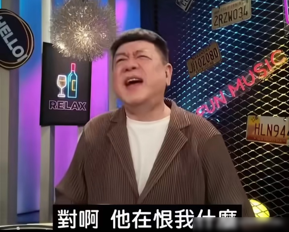 陈乔恩凌晨直接掀桌子了，一句其实我真的没有恨你，把孙德荣隔空喊了20年的戏全给按灭了。老头在节目里哭诉被恨之入骨，连告别式你也不用来都撂下了。结果陈乔恩甩出三个实锤：合约到期好聚好散、抽成一分没少、结婚时压根没人带过话。所谓事缓则圆的祝福，她根本没收到。孙德荣转头改口，喊人家国际巨星，说自己只是个工