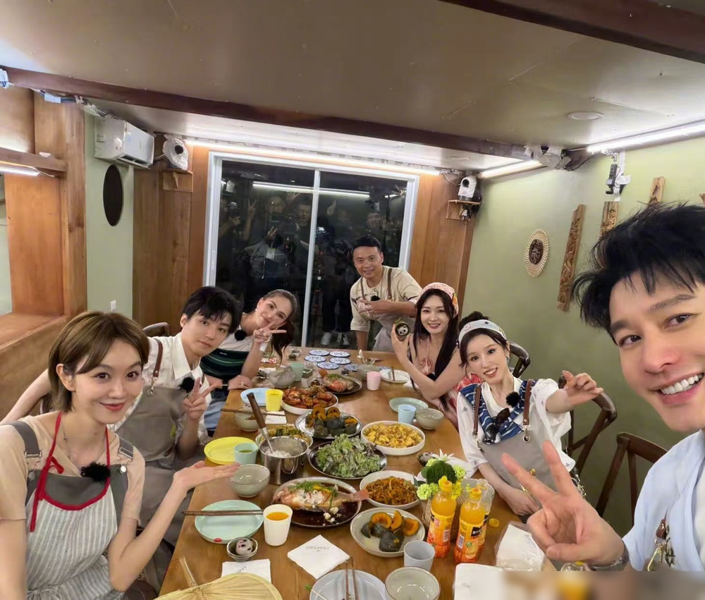 整整十季全勤！黄晓明今天正式告别中餐厅了。
收官答谢宴上，他重做了第一季的招牌茄汁大虾，回望十年。王俊凯现场模仿第三季他被螃蟹夹手的名场面调侃，笑着笑着就红了眼。
最后众人合唱《十年》，给帮过忙的当地熟人送定制筷，超出业绩目标的收益全捐给了大象园。从第一季五个人硬扛难关，到十季走遍各地，他是唯一