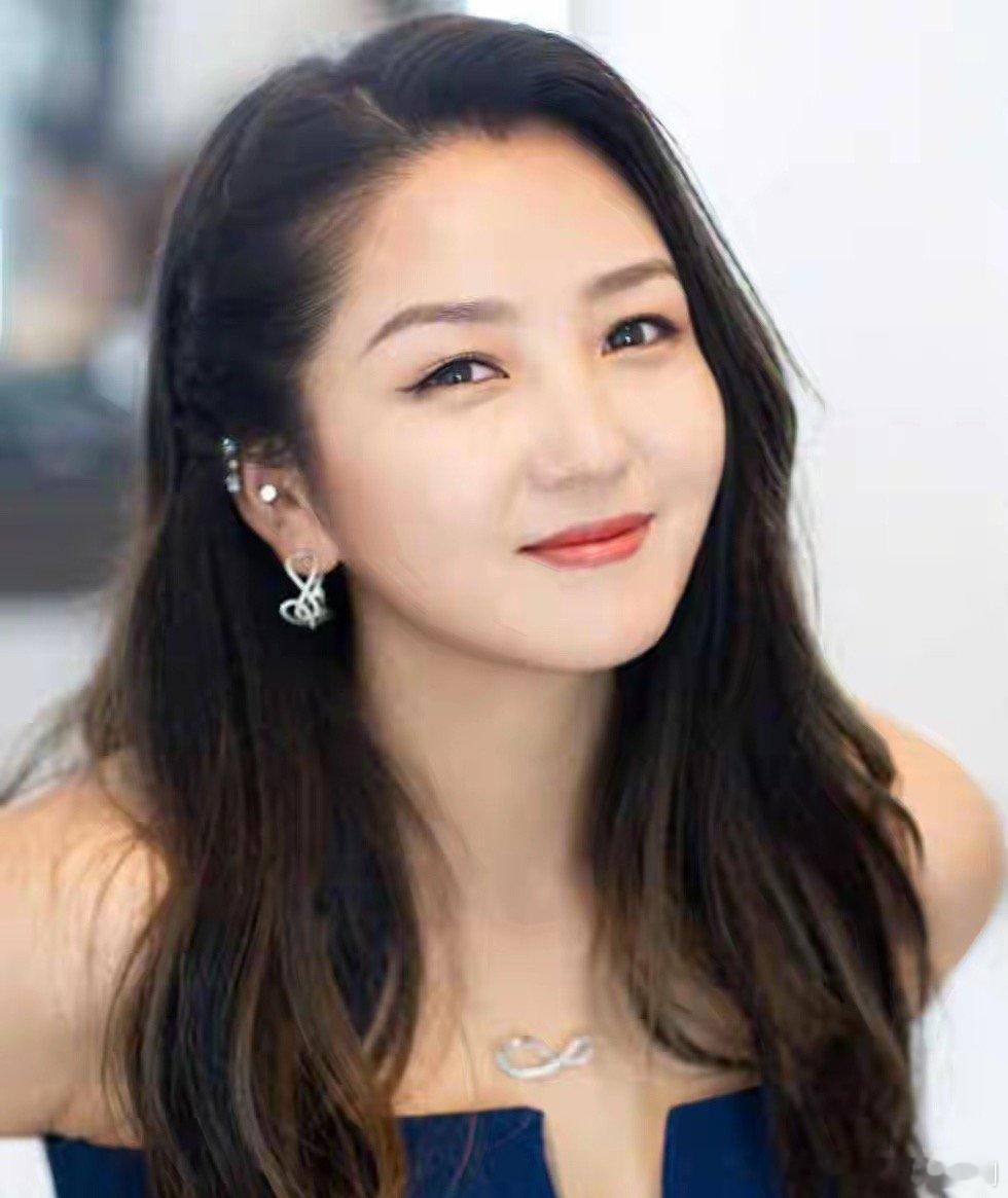 何洁一家现身美国！和老公吃中餐，素颜满脸疲惫，被曝在加州买房许久不见何...