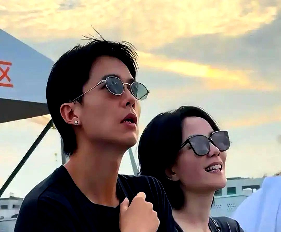 飞机还没起飞，争议先落地。
李亚鹏带两个女儿同航班，李嫣坐头等，窦靖童在经济舱，三天骂声绕网一圈，媒体当年还用“不同舱位引争议”的标题添柴。

可当2023年窦靖童在《向往的生活》番外说自己坐经舱挺好、喜欢在机场闲逛时，语气很淡。

到2024年，李亚鹏在抖音解释：李嫣自小腿部发育问题，座位窄会肿。