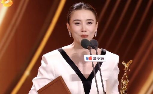 金鹰奖最佳女主角颁给了宋佳，上热搜的却是没拿奖的杨紫。
 
9月29日晚，第33届金鹰奖在长沙举行，最佳女主角花落宋佳，杨紫坐在台下鼓掌。候场时她被cue清唱《好运来》，唱跑调了，自己先笑场，周围工作人员全笑出声。
 
一个入围者坐在台下，没拿到奖，然后嘻嘻哈哈唱跑调的歌，这种反应放别人身上叫硬撑，