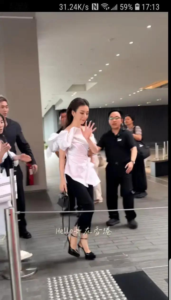 当年在相亲舞台上被男嘉宾当场灭灯拒绝的小网红，谁能想到转身就坐进了天王的豪车副驾？
这大概是娱乐圈最让人看不懂的逆袭戏码。
早年方媛顶着假名去相亲节目，娇滴滴地说自己有点小脾气、渴望被宠成公主，结果台上一排男嘉宾愣是没人接茬，连主动表白都被当场婉拒。
那时候的她，大概做梦也想不到日后会顶着天王