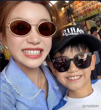 陈妍希不像大S那般留恋台湾，离婚后带着和陈晓的儿子在北京生活。平日工作忙碌，便由她的母亲过来帮忙照料孩子 ​