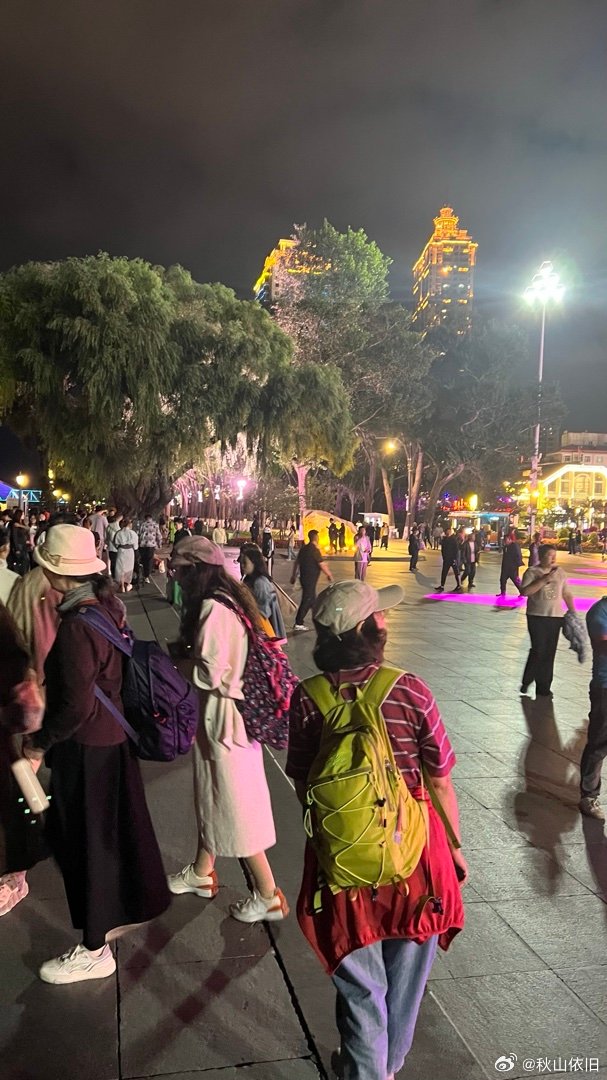 夜色
原创：枫叶🍁
昨夜思潮潜伏涌，美景虽好幽生情。
芸芸众生吾一个，尘埃飘浮空落定。
混沌世界雾中朦，扰乱思绪微凉风。
梦里终寻千百度，恍若隔世以匆匆。 ​