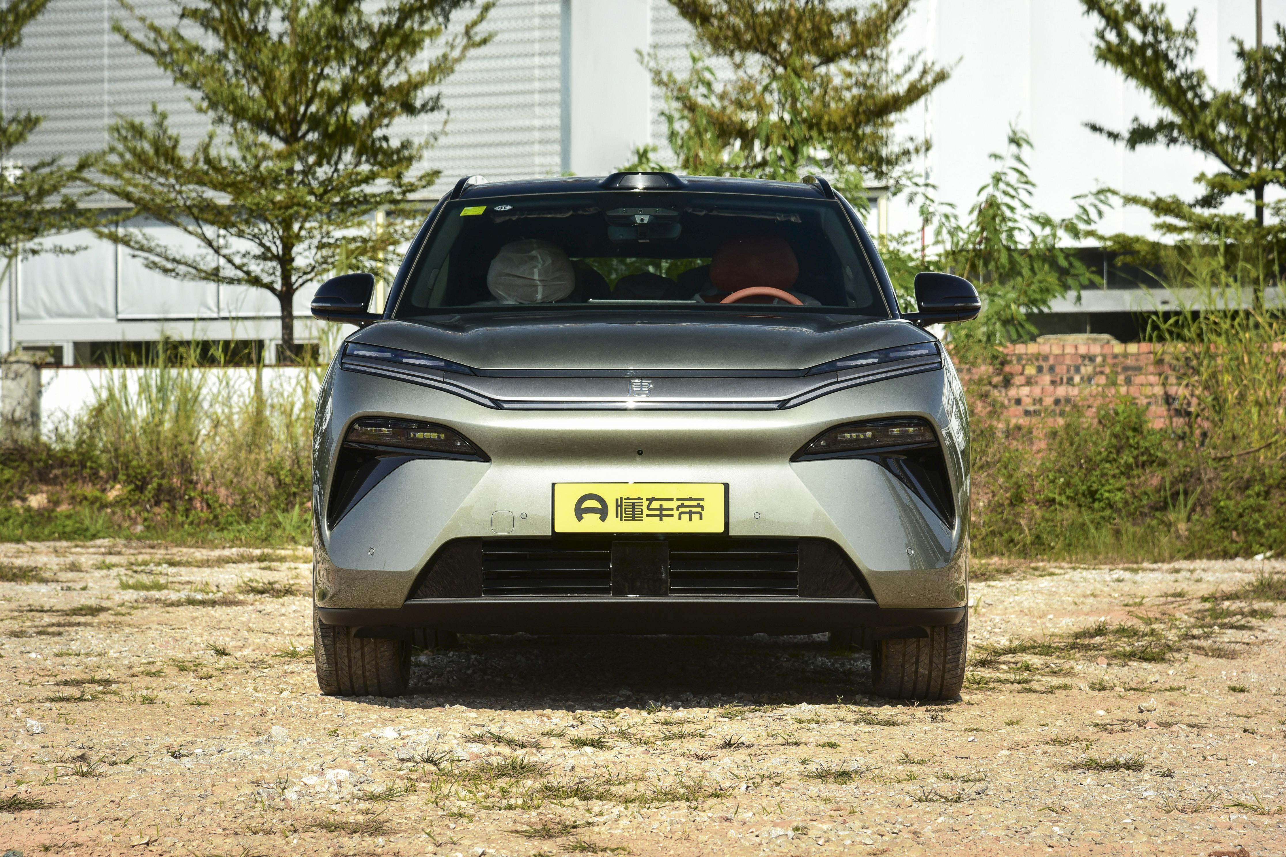 大唐 EV 身上，能明显看出偏向家庭使用的产品取向，整车没有刻意去打造激进运动的风格，方方面面都在往舒适妥协。车身轮廓宽大，视觉上气场足够，停在车流里辨识度不低，属于第一眼看着就很大的一台电车。
座舱优先照顾乘坐体验，座椅的填充偏厚实，长时间乘坐不容易出现明显的疲惫感。底盘调校偏向偏向舒适取向，过减