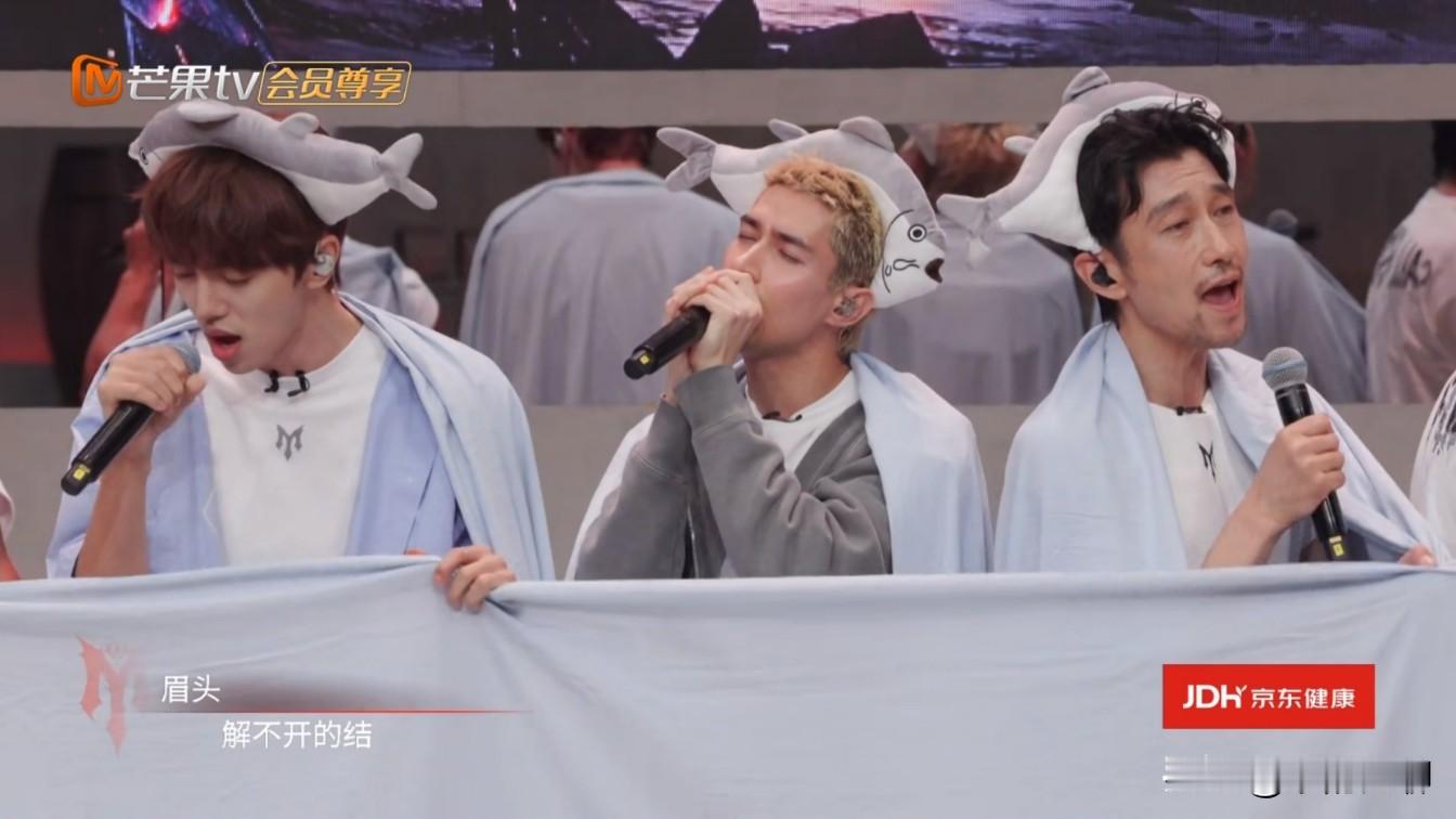 王传君组小考好抽象，有点要尬住了。

一个个唱着这么深情的歌，又演得这么搞笑，站在这个舞台也要很有信念感，但是我看着好割裂。

感觉其他人看着都有点懵逼，比如唐九洲张大了嘴，张睿的笑、张卓尔面无表情，应该都是比较懵的吧哈哈哈

😃这个表情好像张睿。