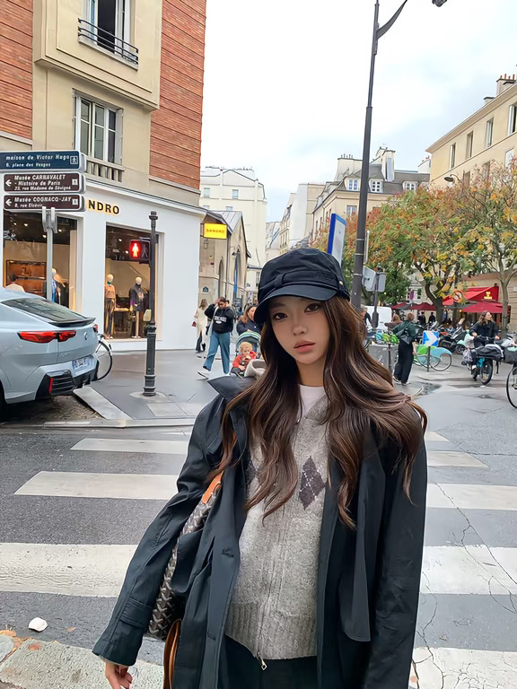 花了十欧元买了一件i❤️Paris的T恤