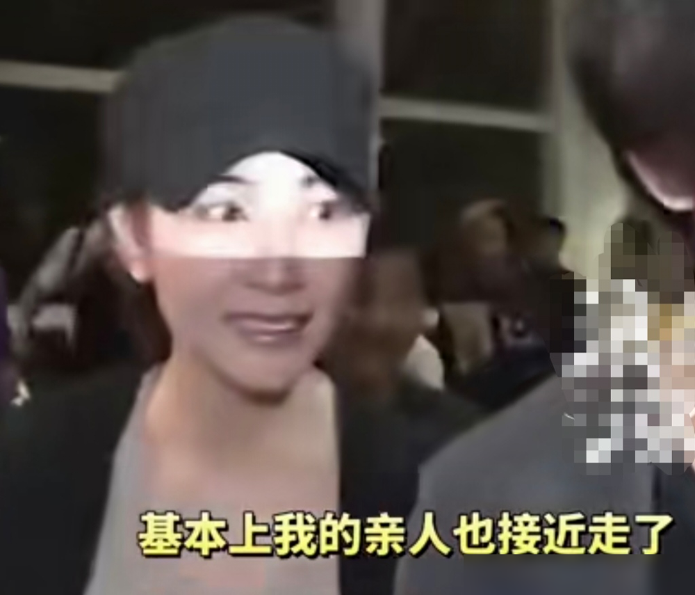 蒙嘉慧复出拍戏了，跟张家辉演两口子，可她说自己早就没了拼的动力。
她跟郑伊健结婚13年，相恋20年，丁克，不买房车不买名牌，穿得像村姑被老公笑。外界传她移民日本，她澄清说一直住香港，只是偶尔去度假。
最大的变化是这几年：妹妹轻生，父亲2022年走了，姐姐去年也走了。她说亲人没剩几个，反而卸下了包