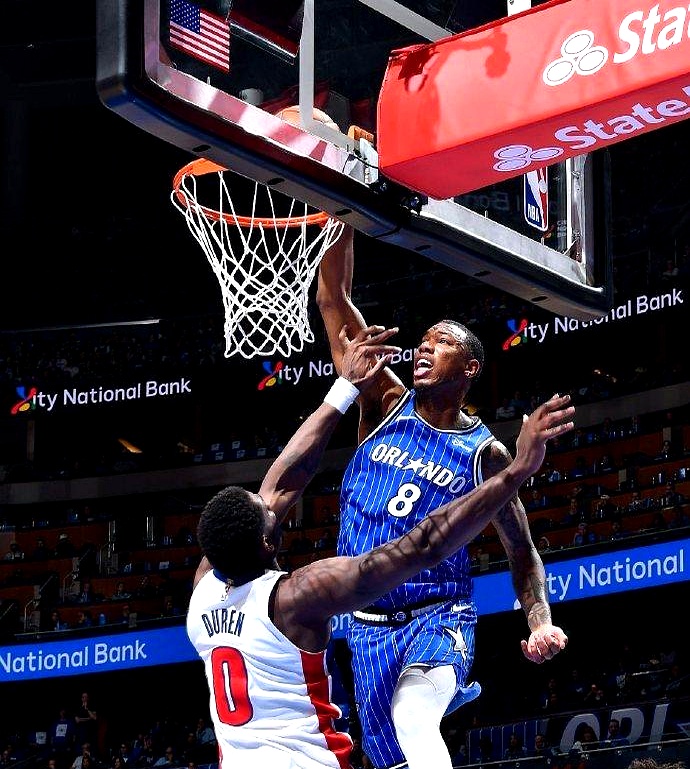 东部第一打第八，结果篮筐快被打烂了。    活塞和魔术这场球，简直是...