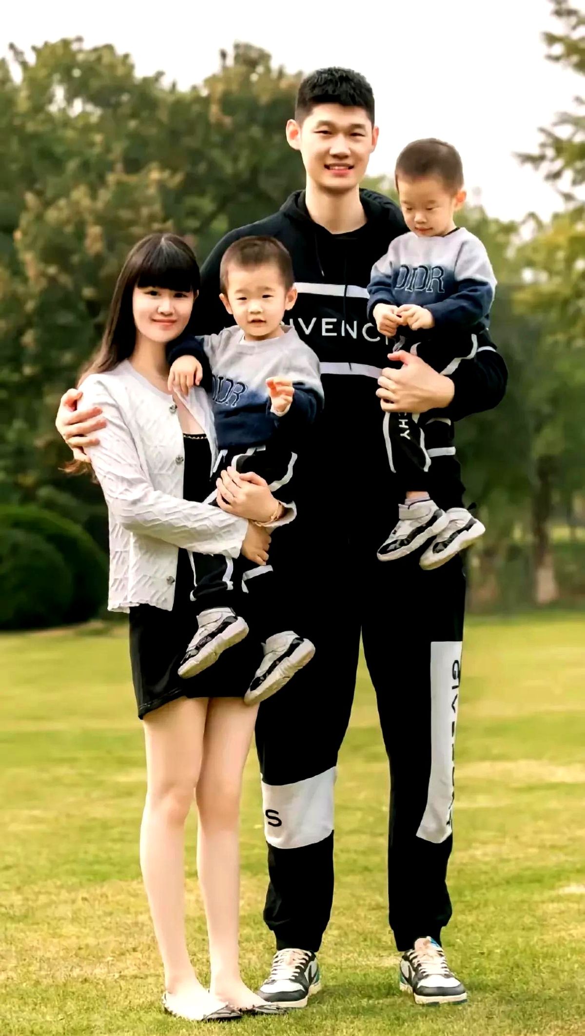 胡金秋，28岁，新疆库尔勒人，是广厦男篮的队长。  他已婚，妻子叫王璐...