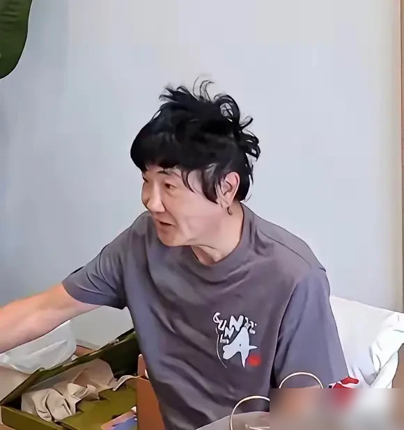 57岁的孙楠瘦成了巴掌脸，双颊凹陷，颧骨凸出，网友差点没认出来。
半年前他还在被叫中年油腻，多层下巴，圆脸，标准发福款。结果人家一声不吭，戒了荤腥，低糖低盐高蛋白，力量训练加慢跑游泳，愣是甩掉30斤。
有人盯着他脸上的褶子说垮了，说暴瘦显老。可他自己讲得明白，不为好看，就为护嗓子，把巡演撑下来。