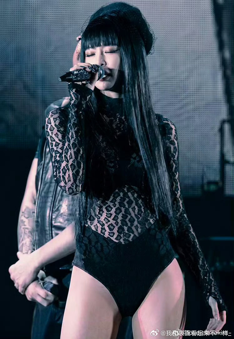 #Jennie现身盆栽首尔演唱会#简直就是神 就是神罢了  罢了.. ​