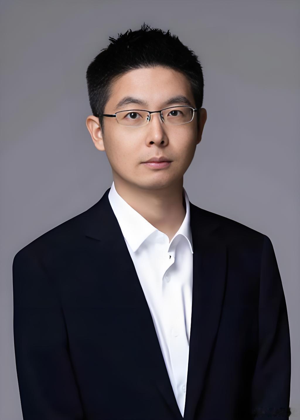 王兴兴：大型机器人是行业必然趋势、浙江阿波罗冲刺北交所 IPO
财井社 作者 | 雷鸣     记者 | 邱健
9月28日  财井社今日新闻综合报道
一、390 万载人机甲引热议，王兴兴：大型机器人是行业必然趋势
宇树 GD01 亮相数贸会，定位户外 “机器人越野车”
在第五届全球数字贸易博览会上，宇树科技售价 390  ​
