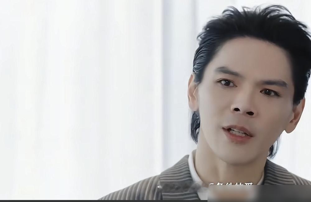向佐在镜头前哭到说不下去，就为了那个被全家消失的弟弟。
他说父母把婚礼都不让向佑参加，公开数落，拉黑联系方式，等于亲手把亲儿子在社会上封杀了。向佑找不到工作，有心理病，全靠向佐私下接济。
向佐原话很直：他们对我无条件，为什么不能对弟弟也这样？我接受不了这么不公平。
一个豪门，两兄弟，待遇天差地
