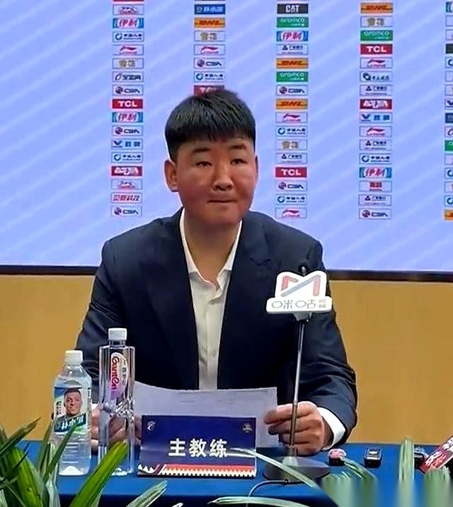 顾全刚当上深圳马可波罗主教练，第一场比赛就吃了一场惨败。
郑永刚此前带队打季后赛，就算主要球员受伤，最终也拿下了第三。
贺希宁手感一般的状态还没找回来，顾全接下来靠什么赢球还没给出交代。
打球和带队，真就是两码事。
很多人总觉得，自家人当教练知根知底，更懂更顺手。可真坐上主教练那个位子，你才明白那把